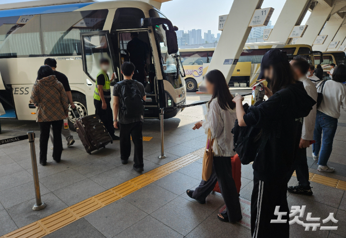 2일 오전 서울 강남고속버스터미널에서 귀성객들이 버스에 탑승하고 있다. 이원석 기자