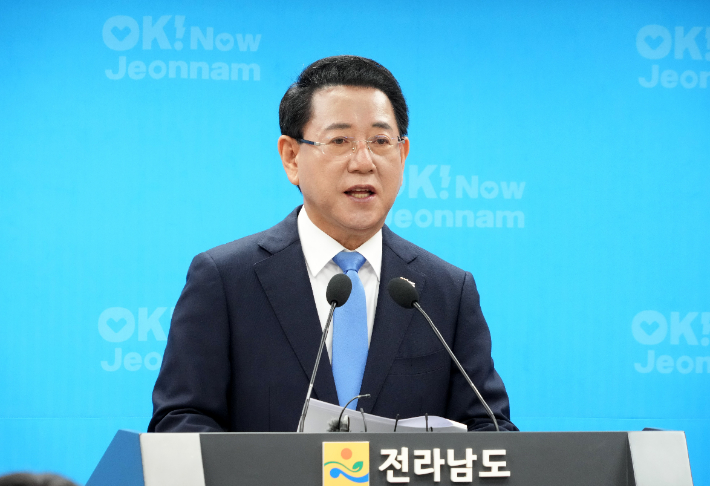 김영록 전라남도지사가 2일 도청 브리핑실에서 역사적인 오픈AI와 SK 합작 글로벌 AI 데이터센터 투자 환영문을 발표하고 있다. 전라남도 제공 