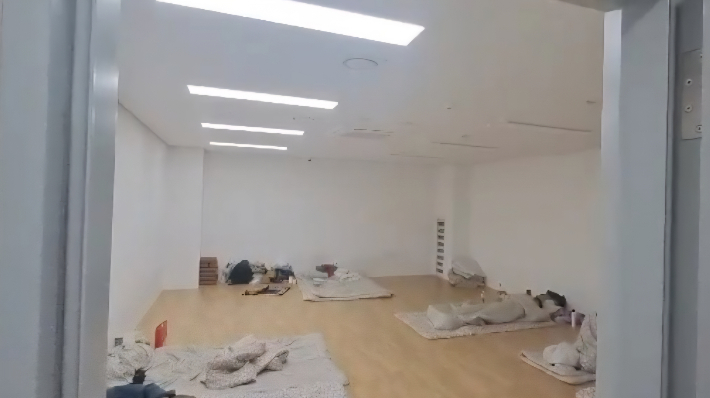 김해공항 공항난민 A씨가 5개월 동안 체류했던 김해공항 출국대기실 모습. 사단법인 두루 제공