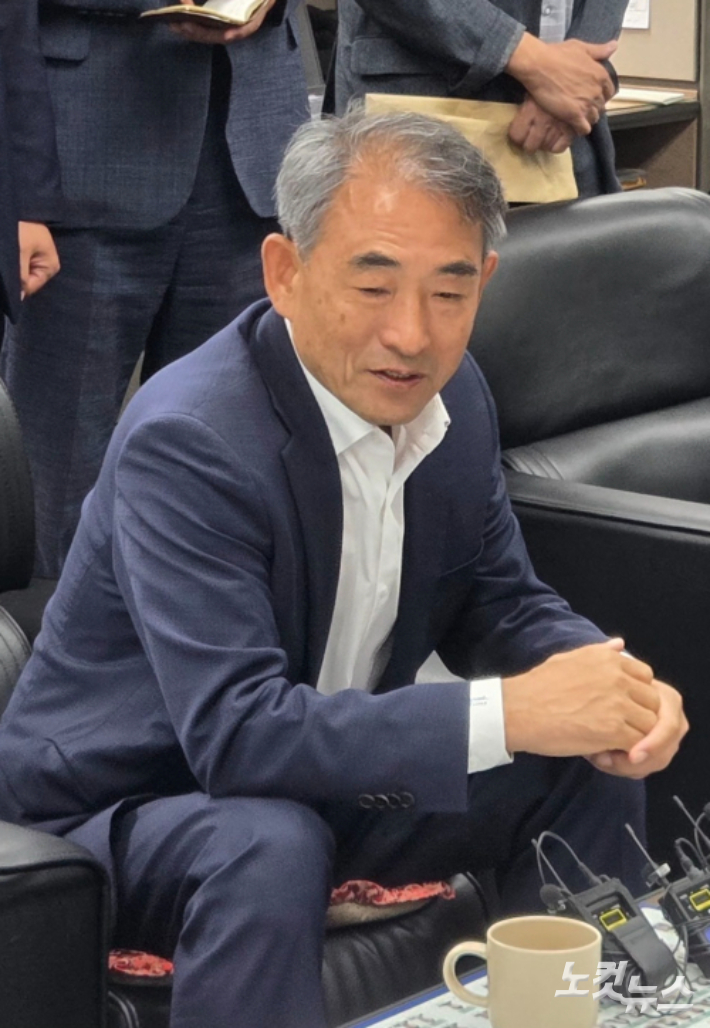 더불어민주당 윤준병 의원이 지난 1일 전북도의회 기자간담회에서 전주 하계올림픽 유치 계획과 관련한 입장을 밝히고 있다. 최명국 기자