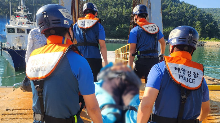 여수해경 100t급 경비정에서 70대 낙상환자를 이송하고 있다. 여수해경 제공