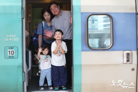 추석 연휴를 앞둔 2일 서울 용산구 서울역에서 한 가족이 귀성길에 오르며 인사를 하고 있다.