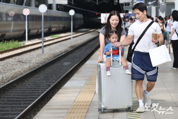 추석 연휴를 앞둔 2일 서울 용산구 서울역에서 한 가족이 귀성길에 오르고 있다.