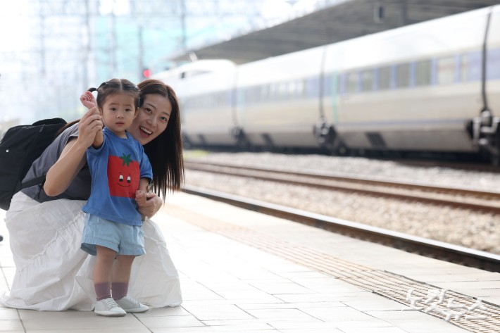 추석 연휴를 앞둔 2일 서울 용산구 서울역에서 한 가족이 귀성길에 오르고 있다.