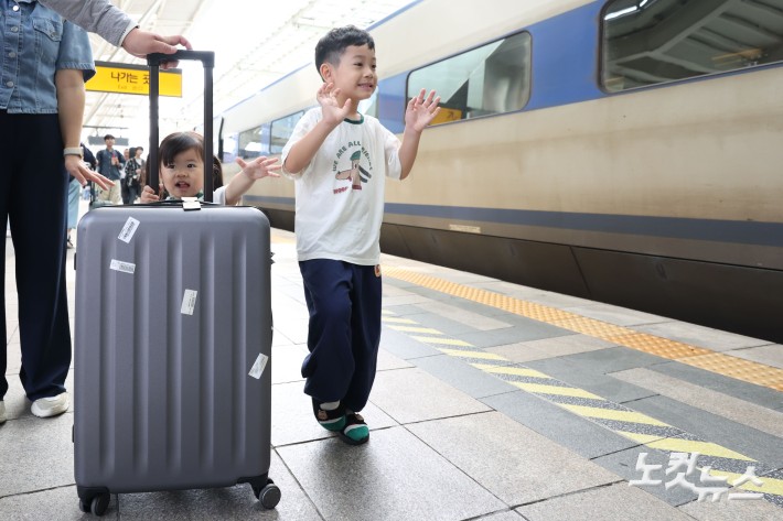 추석 연휴를 앞둔 2일 서울 용산구 서울역이 귀성객들로 북적이고 있다.