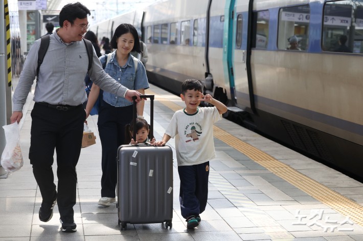 추석 연휴를 앞둔 2일 서울 용산구 서울역에서 한 가족이 귀성길에 오르고 있다.