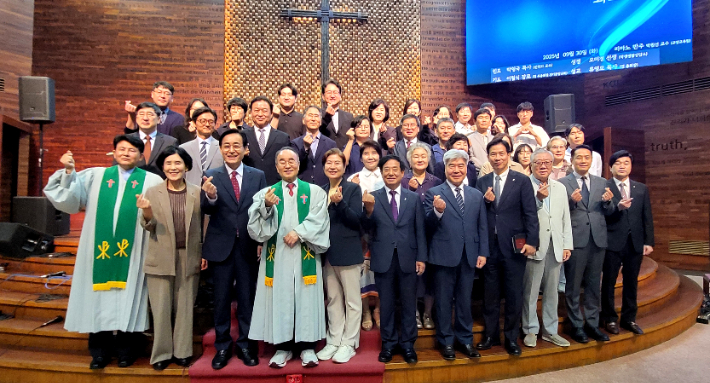예배를 마친 후 참석자들이 함께 기념 촬영을 하고 있다.(사진=한일장신대학교 제공)
