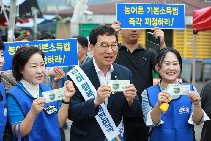 국회 행정안전위원장 신정훈 의원(더불어민주당·나주·화순)은 2일 추석 연휴 첫 일정으로 순천 아랫장을 찾아 장보기 행사와 함께 상인들과 시민의 목소리를 직접 듣고 자신이 대표발의한 '농어촌 기본소득법' 입법 촉구 서명운동을 진행했다. 신 의원실 제공