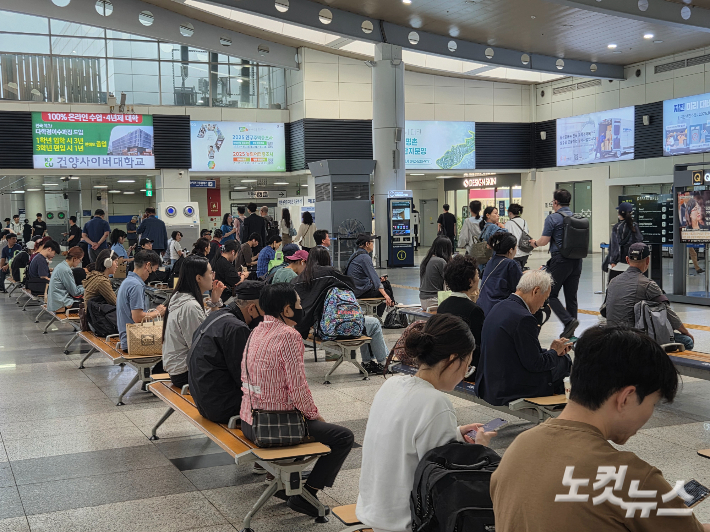 추석 연휴 하루 전인 2일 오전 대전역 대합실이 붐비고 있다. 박우경 기자.