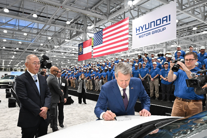 차량에 서명하는 브라이언 캠프 조지아주 주지사. 연합뉴스