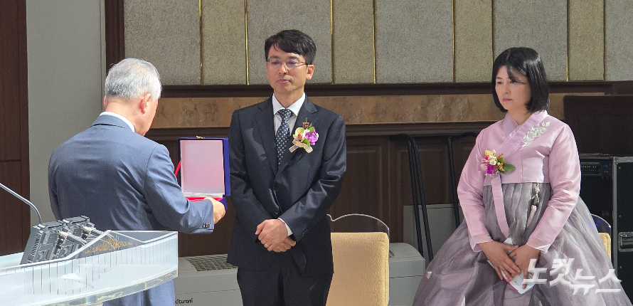 빛고을노회장 류병규 목사가 박종은 목사에게 광주겨자씨교회 목사 위임패를 전달하고 있다. 한세민 기자
