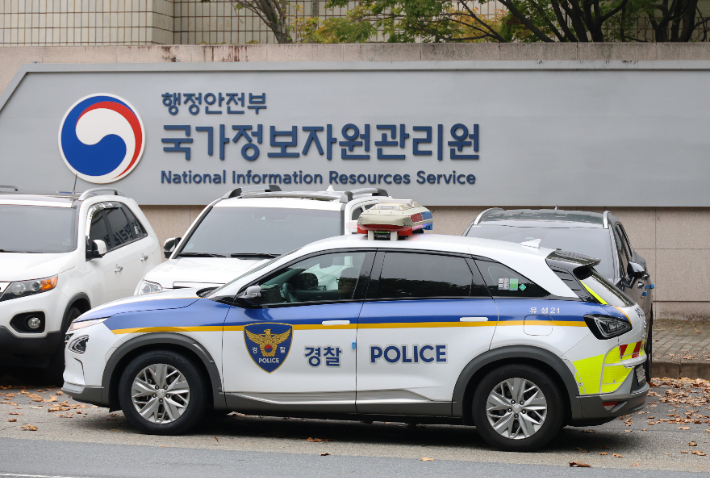 대전 유성구 국가정보자원관리원(국정자원) 화재를 수사하는 대전경찰청 전담수사팀이 2일 오전 국정자원 압수수색에 돌입했다. 지난달 26일 정부 전산시스템이 있는 국정자원에서 리튬이온 배터리 화재가 발생해 정부 전산 서비스가 대규모로 마비된 바 있다. 연합뉴스