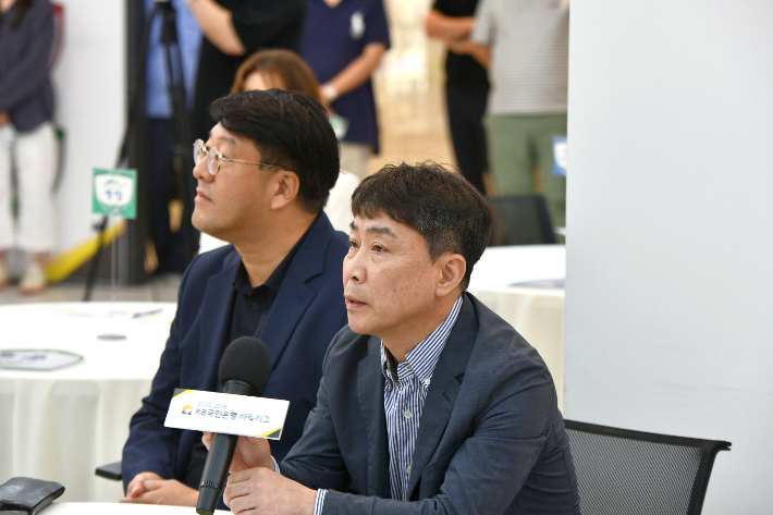 GS칼텍스 김영환 감독이 외국인 선수로 중국 투샤오위 9단을 지명하고 있다. 한국기원 제공