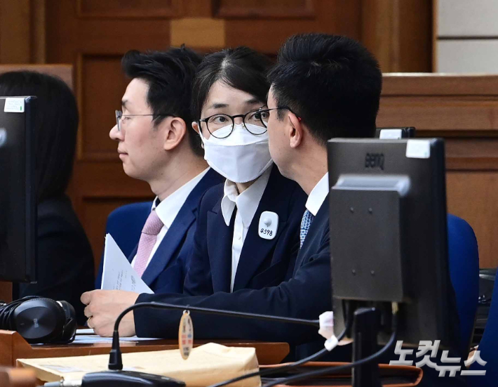 도이치모터스 주가조작과 명태균 공천개입, 통일교 청탁·뇌물 수수 의혹 혐의 등으로 구속기소 된 윤석열 전 대통령의 부인 김건희씨가 24일 오후 서울 서초구 서울중앙지방법원에서 열린 첫 재판에 출석하고 있다. 사진공동취재단