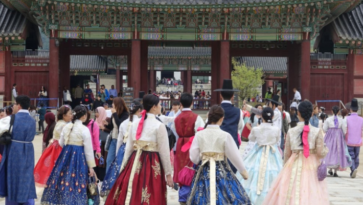 시민들이 한복을 입고 경복궁을 관람하고 있다. 연합뉴스