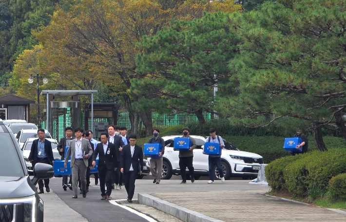 2일 오후 대전 유성구 화암동 국가정보자원관리원에 대한 압수수색을 마친 경찰 관계자들이 박스를 들고 이동하는 모습. 독자 제공