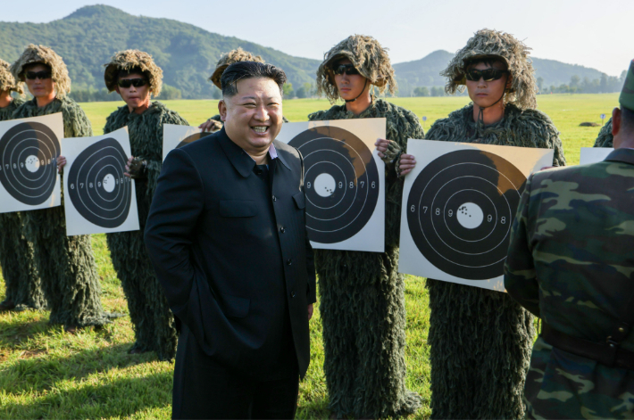 북한 김정은 국무위원장이 9월 12일 저격수 부대들의 사격경기를 참관한 모습. 조선중앙통신에는 이 소식이 보도됐지만 노동신문에서는 다루지 않았다. 연합뉴스