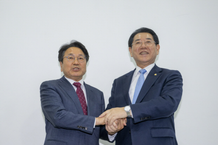 강기정 광주광역시장과 김영록 전남도지사는 지난 8울 27일 나주시청 대회의실에서 '광주·전남 특별지방자치단체 추진 선포식'을 열고 공동협약을 체결한 후 맞손을 잡고 있다. 전라남도 제공