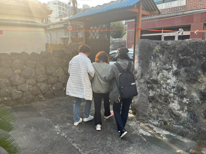 제주가치돌봄의 하나인 동행지원 서비스. 제주도 제공