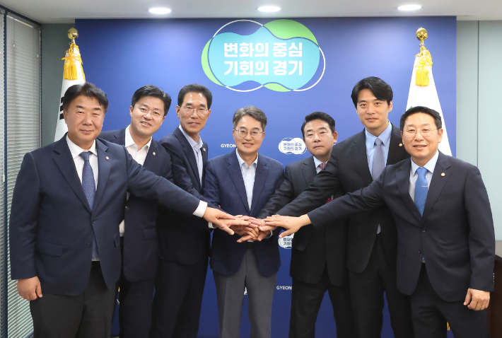 김동연 경기도지사는 2일 고양-파주-김포시가 지역구인 더불어민주당 박정, 한준호, 김주영, 박상혁, 김영환, 이기헌 의원과 긴급 회동해 일산대교 통행료 무료화 방안에 합의했다. 경기도 제공