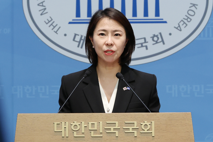 더불어민주당 김한나 서울시당 윤리심판위원이 2일 서울 여의도 국회 소통관에서 '종교단체 경선 동원' 의혹에 대한 진상조사 결과를 발표하고 있다. 연합뉴스
