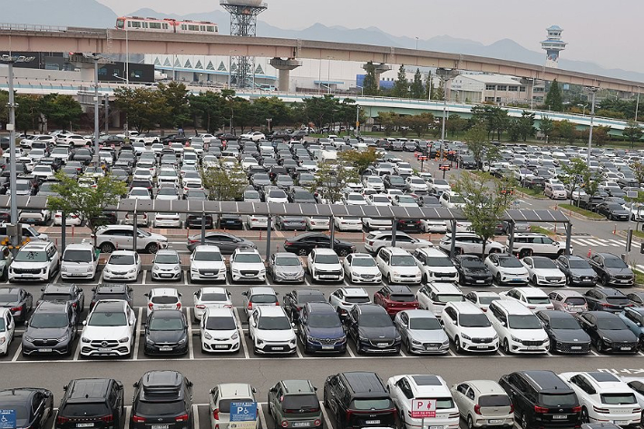 2일 김해공항 주차장. 연합뉴스