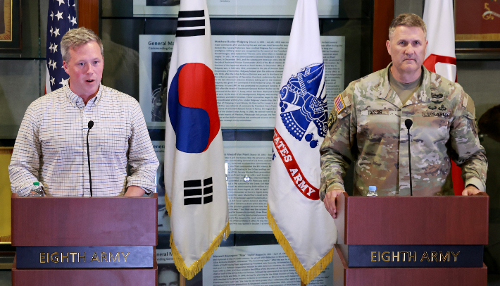 대니얼 드리스콜 미 육군부 장관(왼쪽)과 윌리엄 테일러 미8군 사령관 직무대행이 1일 경기도 평택시 캠프 험프리스에서 미디어 간담회를 하고 있다. 연합뉴스