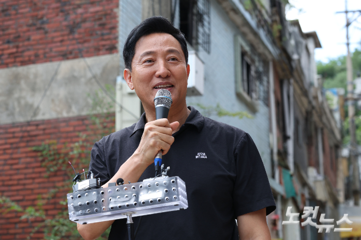 오세훈 서울시장이 지난 8월 19일 오후 서울 서대문구 현저동 1-5번지 일대 모아타운 부지를 현장 점검하고 있다. 류영주 기자