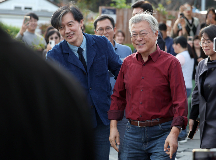 조국 전 법무부 장관과 문재인 전 대통령. 연합뉴스