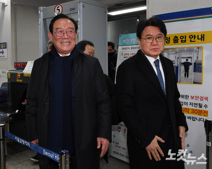 지난 2월 4일 서울 서초구 서울고법에서 열린 항소심 선고공판에서 무죄선고를 받은 후 법정을 나서는 송철호 전 울산시장(왼쪽)과 황운하 조국혁신당 의원. 검찰은 '울산시장 선거개입 의혹'을 수사한 뒤 2020년 1월 송 전 시장과 황운하 당시 더불어민주당 의원 등 13명을 공직선거법 위반 혐의로 기소했다. 황진환 기자