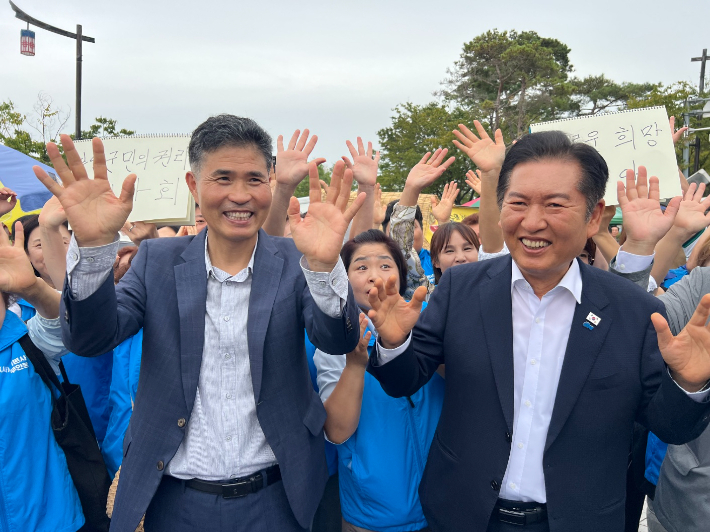 2일 전북 김제 오일장을 찾은 정청래 민주당 대표와 이원택 의원(왼쪽)이 시민들에게 손을 흔들고 있다. 민주당 전북도당 제공