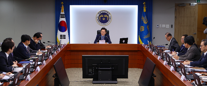 이재명 대통령이 2일 용산 대통령실에서 수석보좌관회의를 주재하고 있다. 연합뉴스