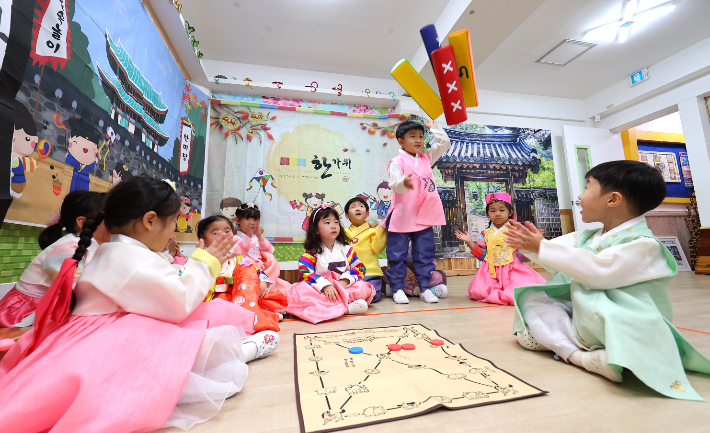 추석 연휴를 앞두고 1일 인천 부평구 한빛유치원에서 한복을 입은 원생들이 윷놀이하며 즐거워하고 있다. 연합뉴스