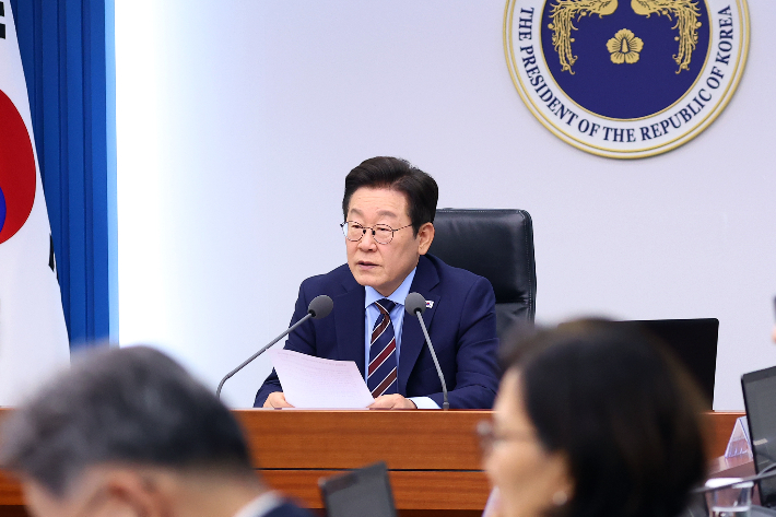 이재명 대통령이 2일 용산 대통령실에서 열린 수석보좌관회의를 주재하고 있다. 연합뉴스