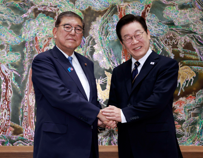 이재명 대통령과 이시바 시게루 일본 총리가 지난달 30일 부산 누리마루 APEC 하우스 기념관에서 악수하고 있다. 연합뉴스
