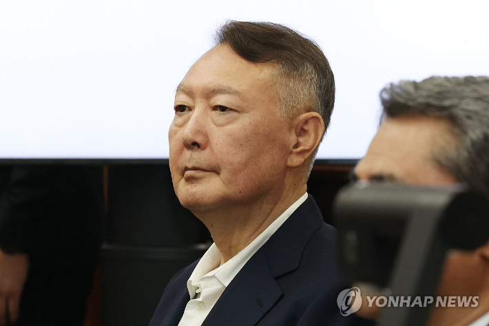 (서울=연합뉴스) 윤석열 전 대통령이 26일 서울 서초구 서울중앙지법에서 열린 특수공무집행방해, 직권남용 권리행사방해 등 혐의 사건 1차 공판에 출석해 있다. 2025.9.26 [사진공동취재단] photo@yna.co.kr 연합뉴스