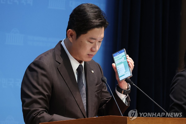 (서울=연합뉴스) 김주성 기자 = 국민의힘 진종오 의원이 30일 서울 여의도 국회 소통관에서 더불어민주당의 특정종교단체 신도를 동원한 권리당원 조작 시도 의혹을 폭로하며 제보 통화 녹취를 공개하고 있다. 2025.9.30 utzza@yna.co.kr 연합뉴스