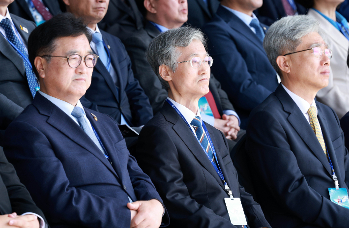 우원식 국회의장(왼쪽부터), 조희대 대법원장, 김상환 헌법재판소장이 1일 충남 계룡대 대연병장에서 열린 건군 77주년 국군의 날 기념행사에 참석해 있다. 연합뉴스