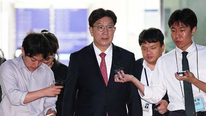 윤석열 정부와 통일교 간 '정교 유착'의 발단으로 지목된 국민의힘 권성동 의원이 지난달 16일 서울 서초구 서울중앙지법에서 열린 구속 전 피의자 심문(영장실질심사)을 마친 뒤 대기 장소인 서울구치소로 향하고 있다. 연합뉴스