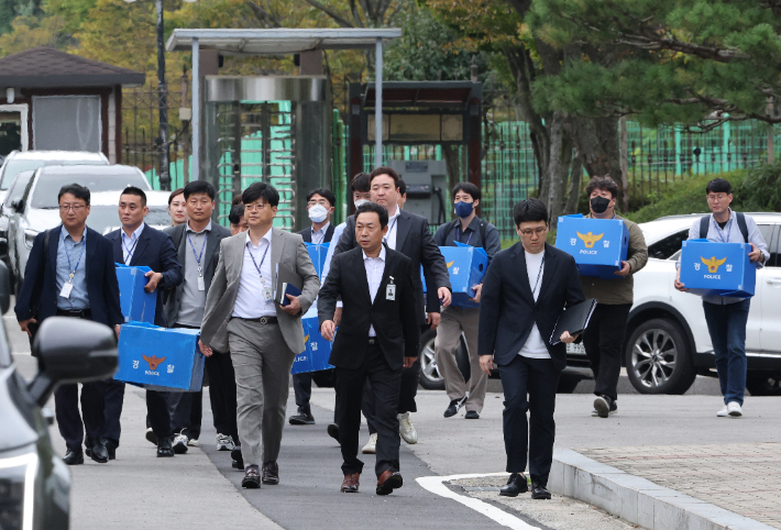국가정보자원관리원 화재 원인을 수사 중인 경찰이 2일 오전 9시부터 대전 국정자원과 이번 화재와 관련된 대전지역 3개 업체 등 4개소에 대한 압수수색에 들어간 가운데 국정자원에서 압수수색을 마친 수사관들이 압수물품을 들고 이동하고 있다. 연합뉴스