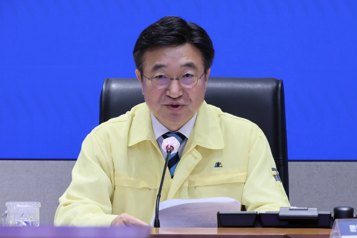 윤호중 행정안전부 장관이 3일 서울 종로구 정부서울청사에서 국가정보자원관리원 행정정보 시스템 화재 관련 중앙재난안전대책본부 9차 회의를 주재하고 있다. 연합뉴스