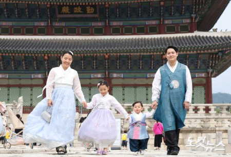 추석 연휴 첫날인 3일 서울 종로구 경복궁에서 한복을 곱게 차려입은 시민들과 관광객들이 즐거운 시간을 보내고 있다.국가유산청은 추석을 맞아 3일부터 9일까지 경복궁·창덕궁·덕수궁·창경궁 등 서울의 4대 궁과 종묘, 조선왕릉을 무료로 개방한다.