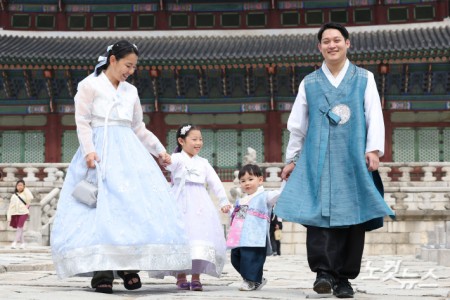 추석 연휴 첫날인 3일 서울 종로구 경복궁에서 한복을 곱게 차려입은 시민들과 관광객들이 즐거운 시간을 보내고 있다.국가유산청은 추석을 맞아 3일부터 9일까지 경복궁·창덕궁·덕수궁·창경궁 등 서울의 4대 궁과 종묘, 조선왕릉을 무료로 개방한다.