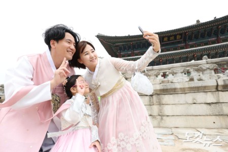 추석 연휴 첫날인 3일 서울 종로구 경복궁에서 한복을 곱게 차려입은 시민들과 관광객들이 즐거운 시간을 보내고 있다.국가유산청은 추석을 맞아 3일부터 9일까지 경복궁·창덕궁·덕수궁·창경궁 등 서울의 4대 궁과 종묘, 조선왕릉을 무료로 개방한다.