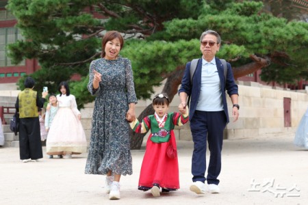 추석 연휴 첫날인 3일 서울 종로구 경복궁에서 한복을 곱게 차려입은 시민들과 관광객들이 즐거운 시간을 보내고 있다.국가유산청은 추석을 맞아 3일부터 9일까지 경복궁·창덕궁·덕수궁·창경궁 등 서울의 4대 궁과 종묘, 조선왕릉을 무료로 개방한다.