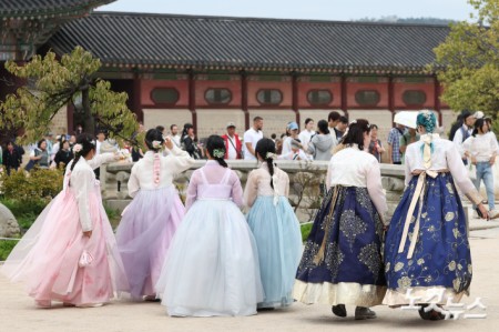 추석 연휴 첫날인 3일 서울 종로구 경복궁에서 한복을 곱게 차려입은 시민들과 관광객들이 즐거운 시간을 보내고 있다.국가유산청은 추석을 맞아 3일부터 9일까지 경복궁·창덕궁·덕수궁·창경궁 등 서울의 4대 궁과 종묘, 조선왕릉을 무료로 개방한다.