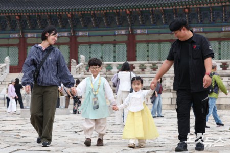 추석 연휴 첫날인 3일 서울 종로구 경복궁에서 한복을 곱게 차려입은 시민들과 관광객들이 즐거운 시간을 보내고 있다.국가유산청은 추석을 맞아 3일부터 9일까지 경복궁·창덕궁·덕수궁·창경궁 등 서울의 4대 궁과 종묘, 조선왕릉을 무료로 개방한다.