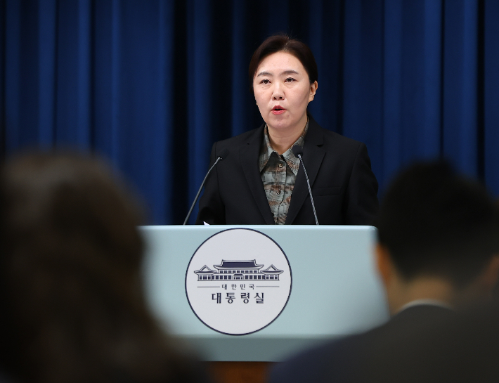 브리핑하는 강유정 대변인. 연합뉴스