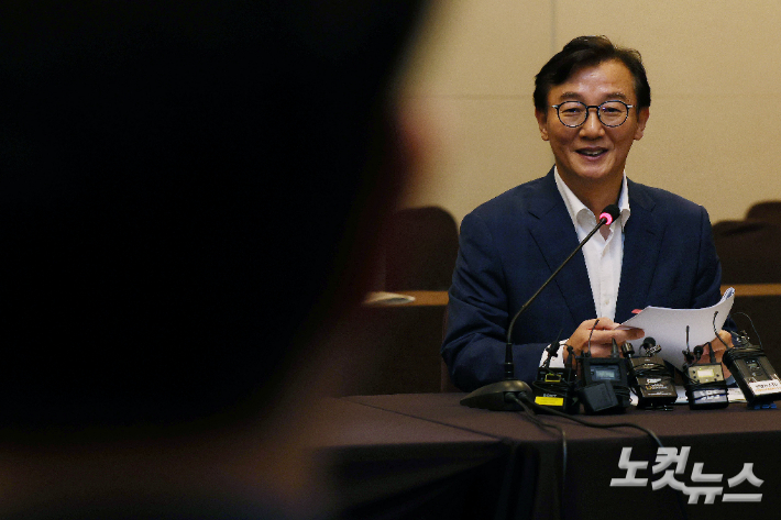 전재수 해양수산부 장관이 26일 서울 마포구 가든호텔에서 열린 북극항로 자문위원회 위촉식 및 제1차 회의에 참석해 모두발언 하고 있다. 류영주 기자