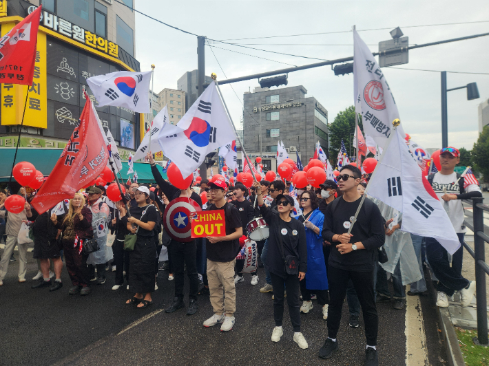 3일 오후 서울 지하철 1·4호선 동대문역 인근에서 열린 보수단체 집회에 참여한 사람들의 모습. 연합뉴스